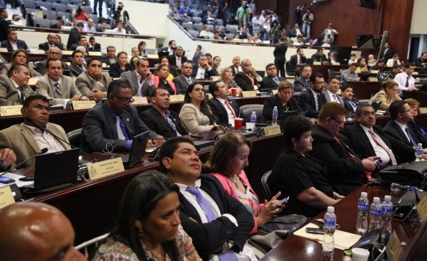 Suspenden aprobación de contratos de energía