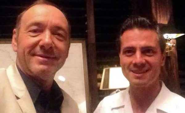 Polémica por selfie de Kevin Spacey con Peña Nieto