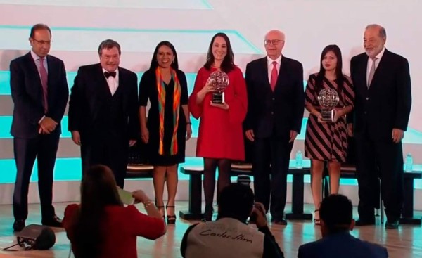 Hondureña es galardonada con el premio 'Carlos Slim'