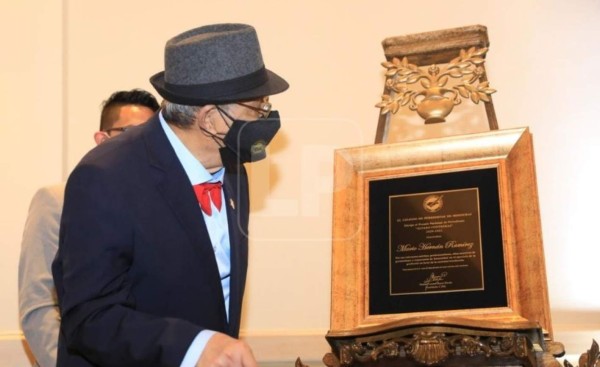Mario Hernán Ramírez recibe premio Álvaro Contreras: 'Lo merezco'