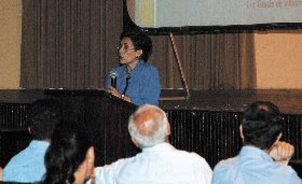 Debaten las teorías de Dan Brown