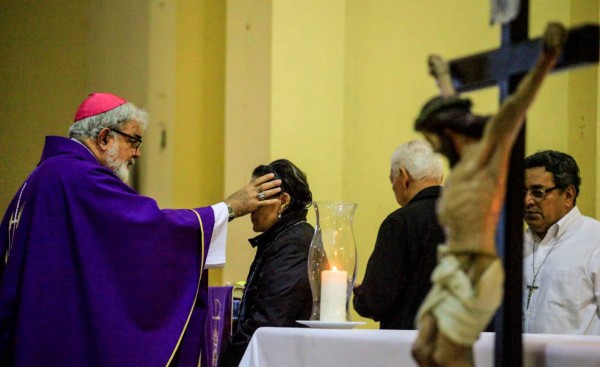 Sampedranos participan en la imposición de las cenizas