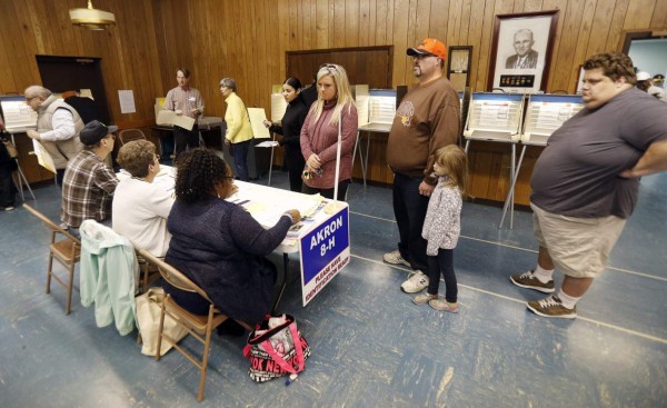 Votantes esperan para ejercer su derecho a voto en el Old Portage Masonic Temple en Akron, Ohio, Estados Unidos, hoy, 8 de noviembre de 2016. EFE