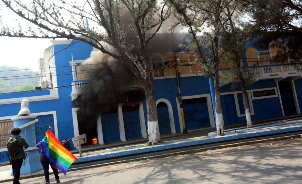 Provocan incendio en sede del Partido Nacional