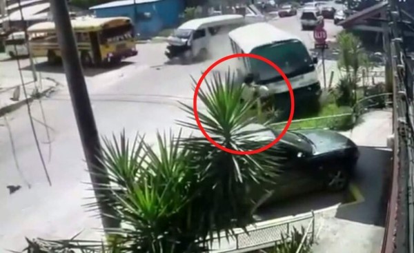 Mujer se salva de morir atropellada por autobús en San Pedro Sula