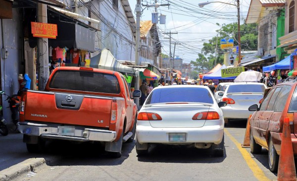 El centro de San Pedro Sula, donde las grúas no entran y el desorden impera