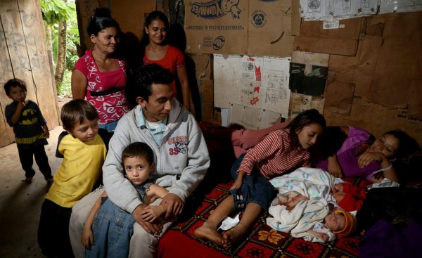 En casa de cartón crecen los trillizos de San Pedro Sula