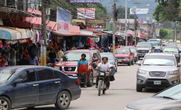 Pobladores celebran con júbilo en la víspera de Navidad