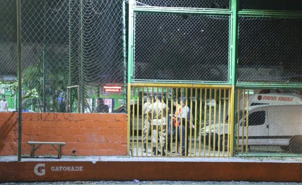 Las autoridades llegaron a la cancha de futbolito ubicada en la colonia Moderna de San Pedro Sula en donde fue asesinado el abogado Jony Ríos.