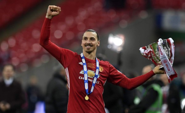 WOL003. London (United Kingdom), 26/02/2017.- Manchester United's Zlatan Ibrahimovic lifts the English Football League Cup after Manchester United won the English Football League Cup final against Southampton FC at Wembley Stadium, London, Britain, 26 February 2017. (Londres) EFE/EPA/WILL OLIVER EDITORIAL USE ONLY. No use with unauthorized audio, video, data, fixture lists, club/league logos or 'live' services. Online in-match use limited to 75 images, no video emulation. No use in betting, games or single club/league/player publications.