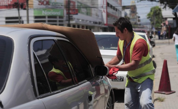 Así se ganan la vida: aparcan, lavan y cuidan carros en San Pedro Sula
