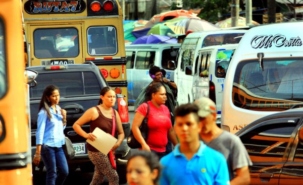 Buses y taxis del este, los que más irrespetan las paradas