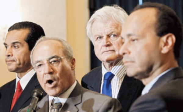 Líderes hispanos fustigan a Senado por aparcar ley