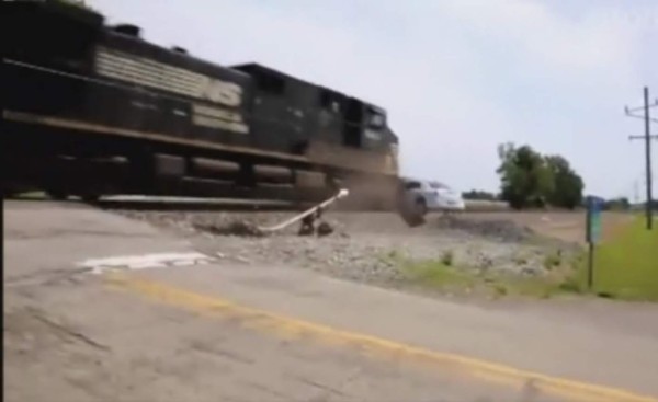 Locomotora choca contra limusina