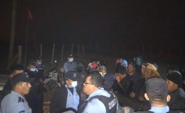 Policías fueron detenidos y amarrados tras supuestamente intentar pasar retén civil en La Paz
