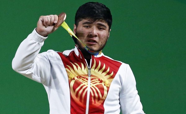 Expulsan a pesista tras haber ganado medalla