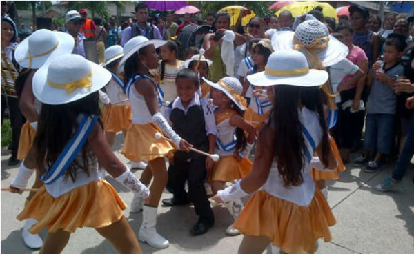 Fervor cívico en los desfiles de escuelas del Valle de Sula