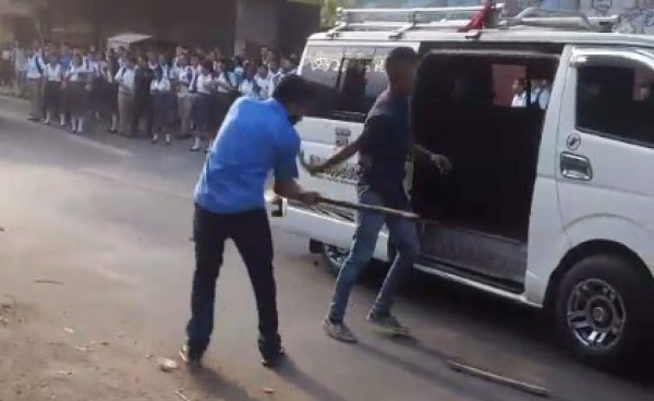 VIDEO: Estudiantes del JTR se van a golpes con ayudante de bus 'rapidito'
