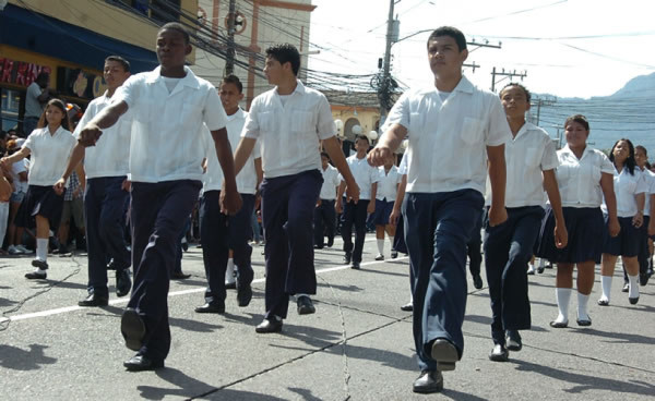 Atractivos desfiles patrios en La Ceiba