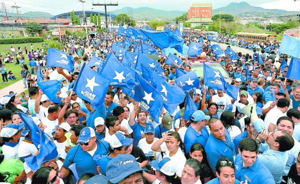 Juan Orlando Hernández dirigirá marcha nacionalista