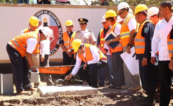 Presidente pone la primera piedra del instituto policial