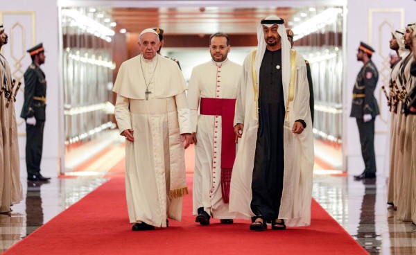 Papa Francisco visita los Emiratos rodeado de lujos y secretismo