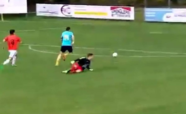 VIDEO: Falla increíble gol sin portero y con el arco vacío