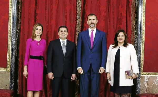 La reina Letizia de España junto al presidente Juan Orlando Hernández y el rey Felipe VI junto a la primera dama de Honduras, Ana García de Hernández.