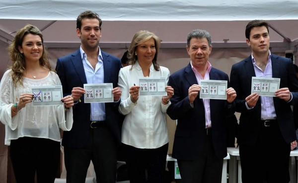 Abren los centros de votación para la segunda vuelta presidencial en Colombia