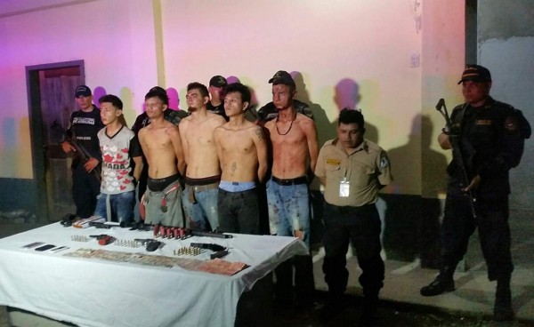 20 rehenes toman delincuentes en asalto en Choloma