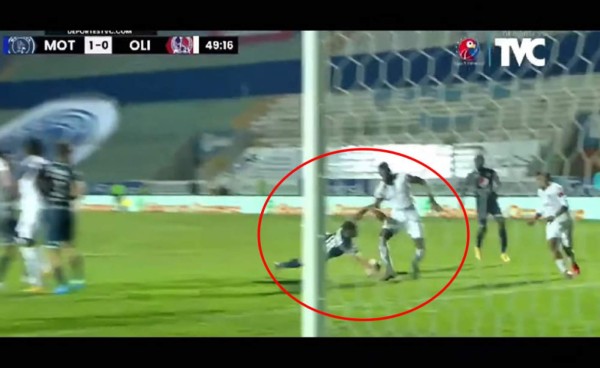 ¡Mano de Marcelo Santos! El penal que Armando Castro no pitó a favor de Olimpia ante Motagua