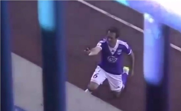 VIDEO: Festeja un gol pidiéndole matrimonio a su pareja