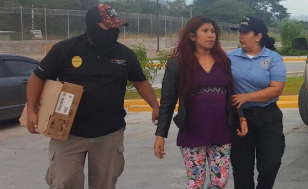 Capturan a mujer en bar por prostituir a otras