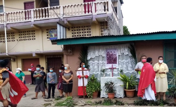 Hondureños conmemoran la pasión y muerte de Jesucristo en medio de la pandemia