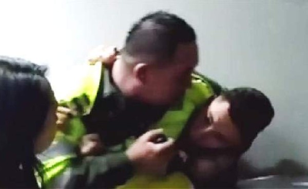 Policías agreden a periodistas colombianos en Bogotá