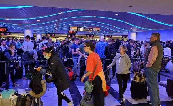 Caos en aeropuertos de EEUU por pruebas de coronavirus a pasajeros