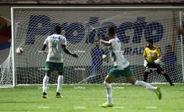 Henry Ayala marcó un golazo para el empate del Juticalpa 3-3 ante Real de Minas.