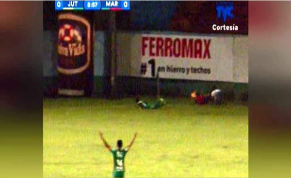VIDEO: La cómica caída de árbitro tras barrida de jugador del Juticalpa
