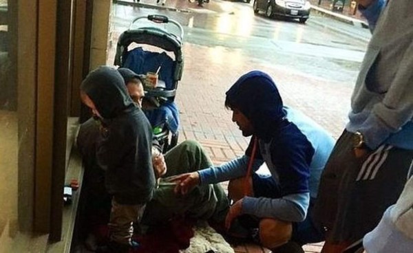 El enorme gesto de David Villa con un mendigo y su hijo