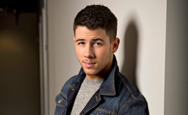 Nick Jonas admira a Ariana Grande