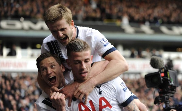 Tottenham aplastó al United y mantiene la pelea con Leicester