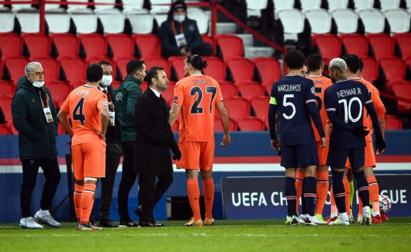 Los jugadores del Basaksehir Estambul se fueron de la cancha. Foto AFP