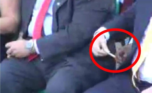 El presidente paraguayo Horacio Cartes participó en la misa central de la Virgen de Caacupéuna, Al momento de ofrendar, esto fue lo que pasó. Foto YouTube.