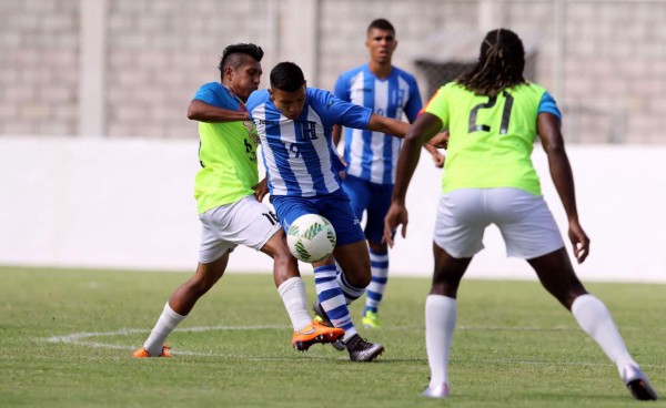 Kevin López es marcado por Johny Gómez del Honduras Progreso. Foto Juan Salgado