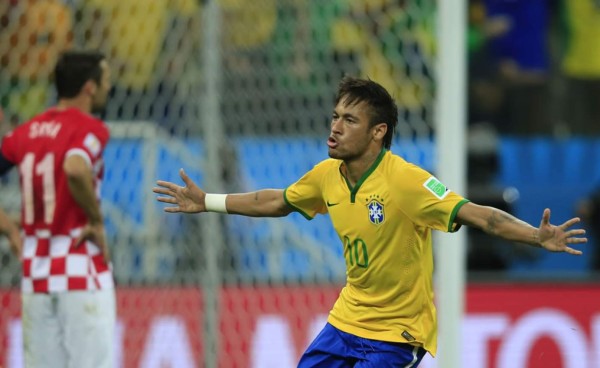 Neymar y un penal inexistente alivian el estreno de Brasil