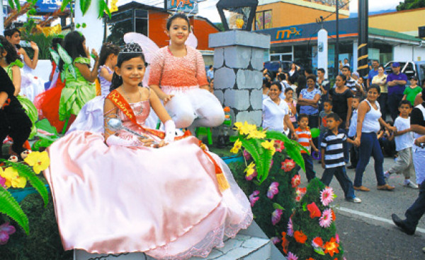 Miles disfrutaron el desfile de la Feria Juniana