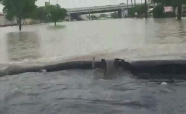 Una Hummer demuestra que también es un 'submarino'