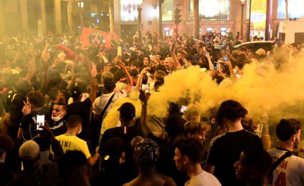 Aficionados del PSG desafían al Covid-19 y festejan en las calles el pase a la final de Champions