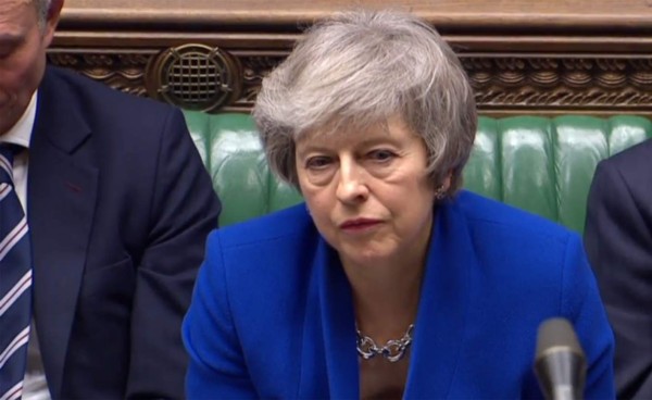 Piden dimisión de May tras abrumadora derrota del 'brexit'