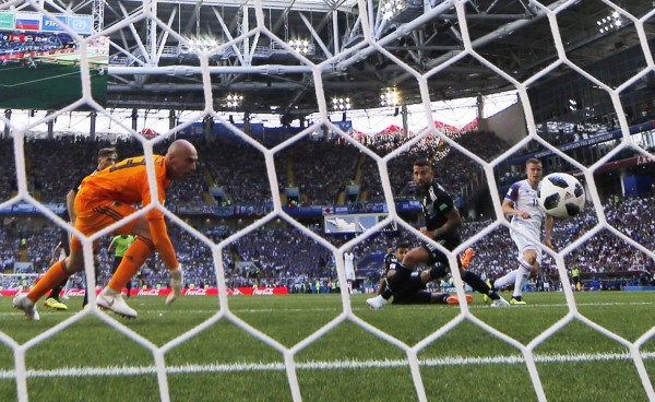 Moscow (Russian Federation), 16/06/2018.- Alfred Finnbogason (R) of Iceland beats goalkeeper Wilfredo Caballero of Argentina to score the 1-1 during the FIFA World Cup 2018 group D preliminary round soccer match between Argentina and Iceland in Moscow, Russia, 16 June 2018. (RESTRICTIONS APPLY: Editorial Use Only, not used in association with any commercial entity - Images must not be used in any form of alert service or push service of any kind including via mobile alert services, downloads to mobile devices or MMS messaging - Images must appear as still images and must not emulate match action video footage - No alteration is made to, and no text or image is superimposed over, any published image which: (a) intentionally obscures or removes a sponsor identification image; or (b) adds or overlays the commercial identification of any third party which is not officially associated with the FIFA World Cup) (Mundial de Fútbol, Moscú, Rusia, Islandia) EFE/EPA/YURI KOCHETKOV EDITORIAL USE ONLY